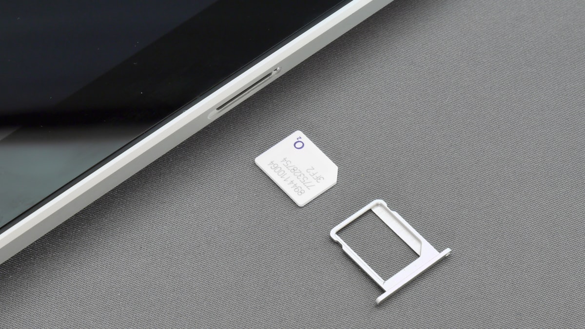 ¿Puedo usar una eSIM y una SIM física a la vez?