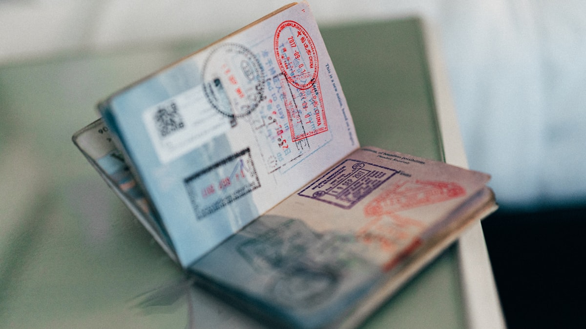 海外旅行ではeSIMと物理SIM、どちらが便利？